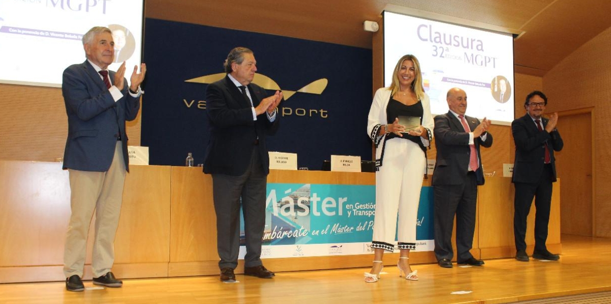 Reconocimiento a Valencia Container Depot Logística, recogido por la directora de Grupo Chema Ballester, Lorena Ballester.