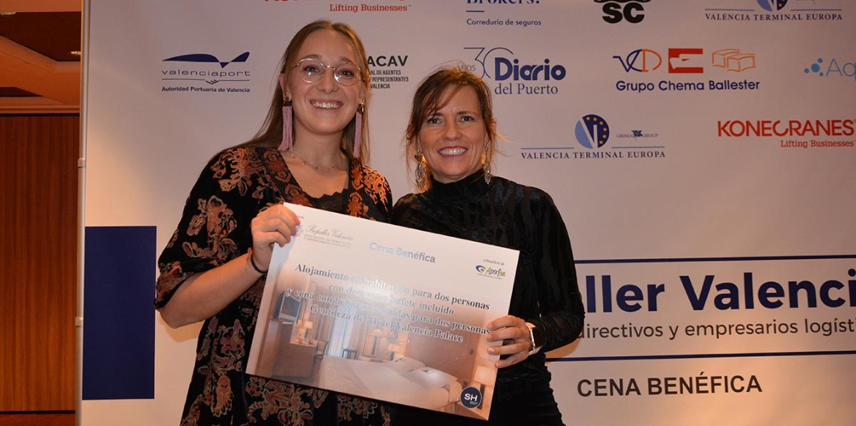 Otro de los premios fue un alojamiento en habitación para dos personas con desayuno bufete incluido y cena con bebidas incluidas para dos personas (gentileza del SH Valencia Palace). En la imagen, Paloma Sánchez (ganadora) y Yolanda Atiénzar. Foto: Raúl Tárrega.
