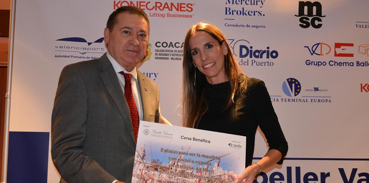 El segundo premio fue dos plazas para ver la mascletá, con cóctel o comida, en el balcón del Hotel Ad Hoc de la Plaza del Ayuntamiento (gentileza de Ad Hoc Valencia.). En la imagen, Antonio García y Elena Hernández (ganadora). Foto: Raúl Tárrega.