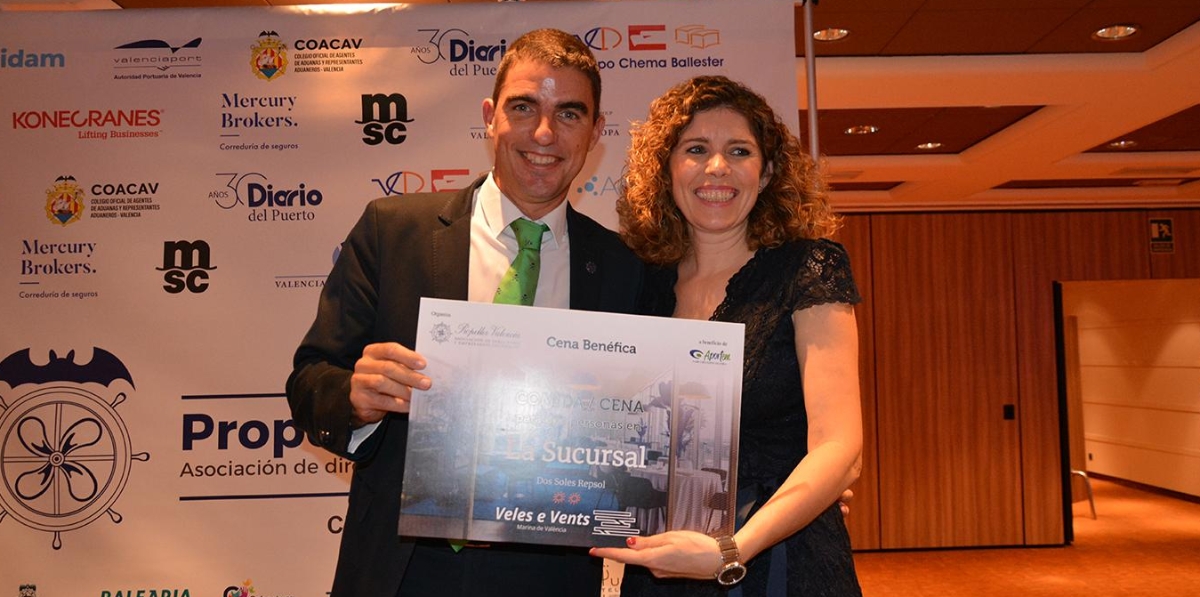 Durante el evento también se sorteó una invitación para dos personas del Restaurante La Sucursal en el Edificio Veles e Vents (gentileza de Veles e Vents). En la imagen: Jorge Selma y Begoña Llopis (ganadora). Foto: Raúl Tárrega.
