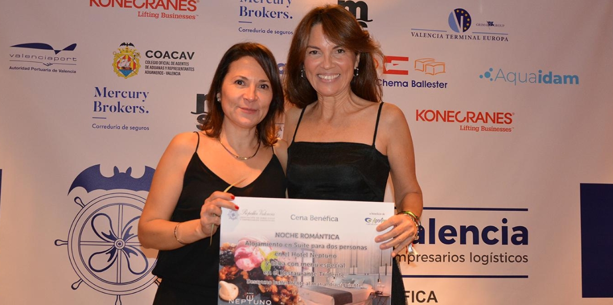 El primer premio fue una noche romántica para dos personas con alojamiento en suite y cena en el Restaurante del Hotel Neptuno con menú especial y desayuno bufet frente al mar al día siguiente (Gentileza del Hotel Neptuno). En la imagen, Laura Ibáñez (ganadora) y Carolina Lorente. Foto: Raúl Tárrega.