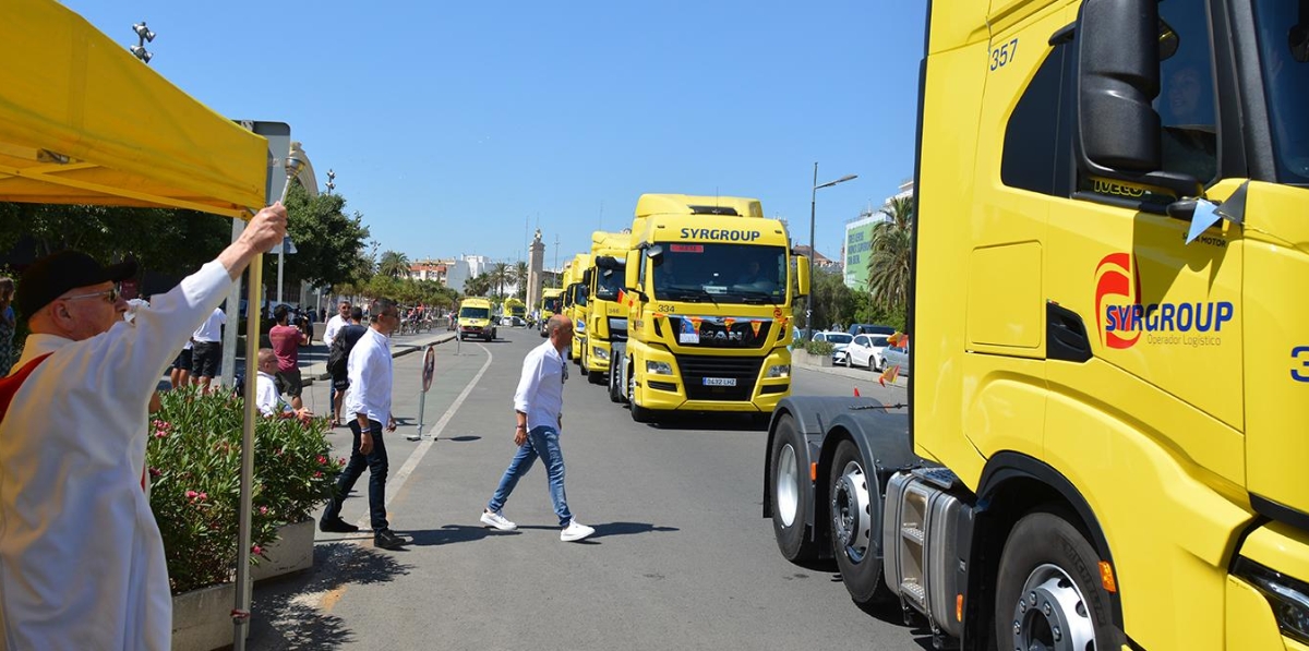 Un momento de la procesión y bendición de los vehículos. Foto: Raúl Tárrega.