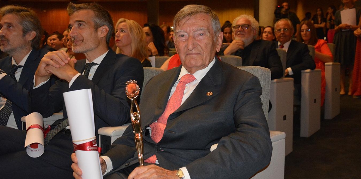 Francisco Roca Monzó, con su galardón. Foto: Raúl Tárrega.