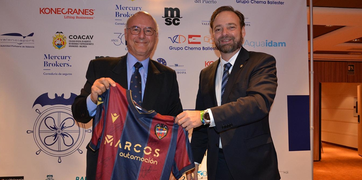 El último de los regalos que se sorteó fue una camiseta del Levante Unión Deportiva firmada por todos sus jugadores. En la imagen: Jorge Selma García-Faria (ganador) y Alfredo Soler. Foto: Raúl Tárrega.