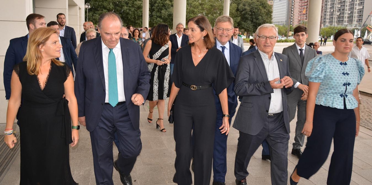Pilar Bernabé, delegada del Gobierno en la Comunitat Valenciana; José Vicente Morata, presidente de Cámara Valencia; Reyes Maroto, ministra de Industria, Comercio y Turismo; Ximo Puig, presidente de la Generalitat Valenciana; Joan Ribó, alcalde de Valencia; y Sandra Gómez, vicealcaldesa de Valencia. Foto: Raúl Tárrega.