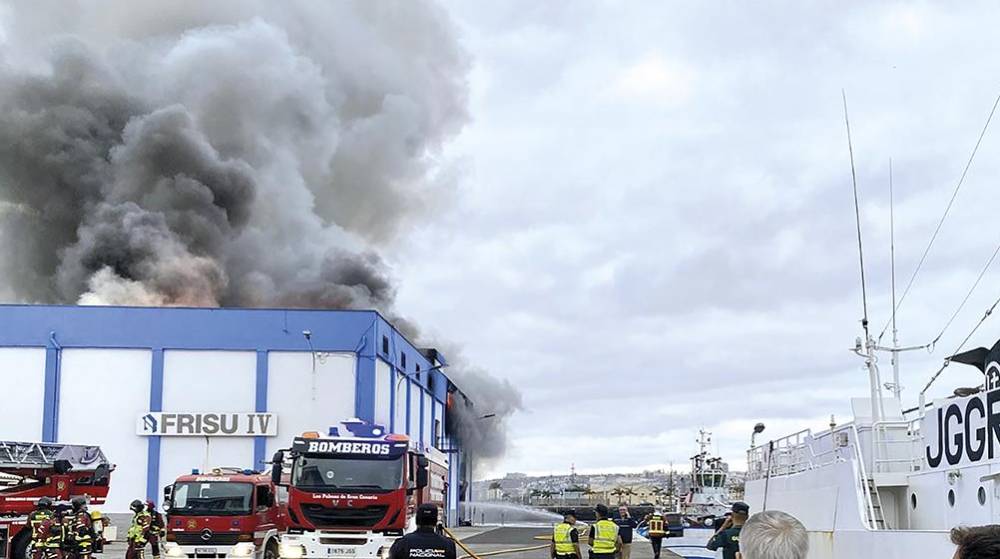 El incendio en la nave de Frisu del Puerto de Las Palmas continúa activo en dos focos menores