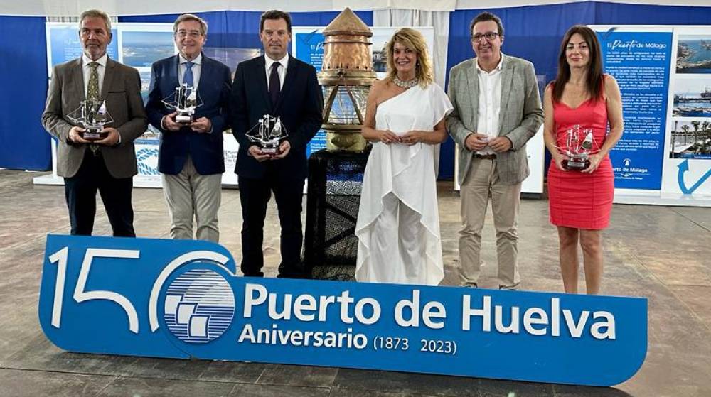 Los presidentes de los puertos andaluces visitan la muestra dedicada a los puertos y al 150 Aniversario del Puerto de Huelva