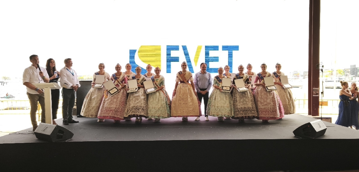 La Corte de Honor de la Fallera Mayor de Valencia recibió un reconocimiento de la FVET. Foto R. T.