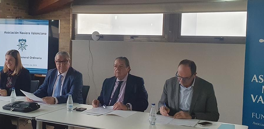 La Asamblea General Conjunta de la Asociación Naviera Valenciana (ANV) se ha celebrado esta mañana en la sede de la entidad. Desde la izquierda, Paula Casais, directora gerente; Francisco Salvador, secretario de actas (que sustituía a Ignacio Ballester, vicepresidente) y Gustavo Ferrer, vicepresidente, de la ANV.