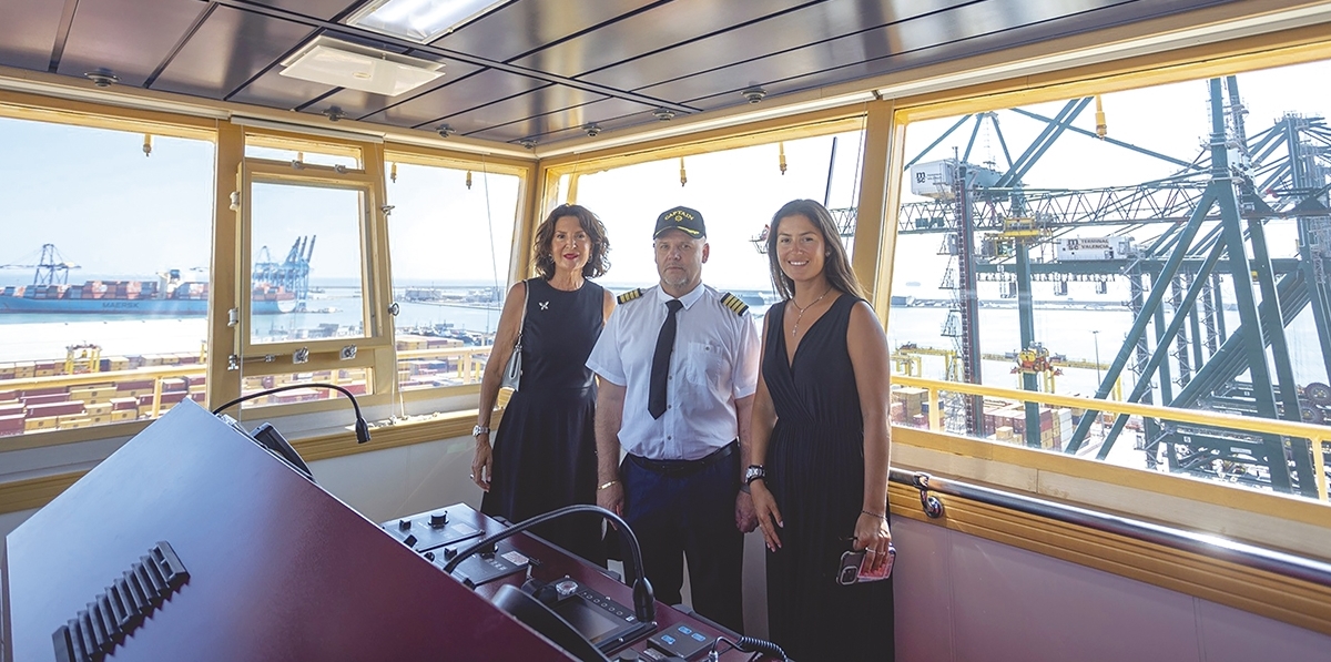 Imagen de las dos madrinas del buque junto al capitán del “MSC Loreto”. De izquierda a derecha: Loreto Cerdá, Andriy Ney y Loreto Lorente.