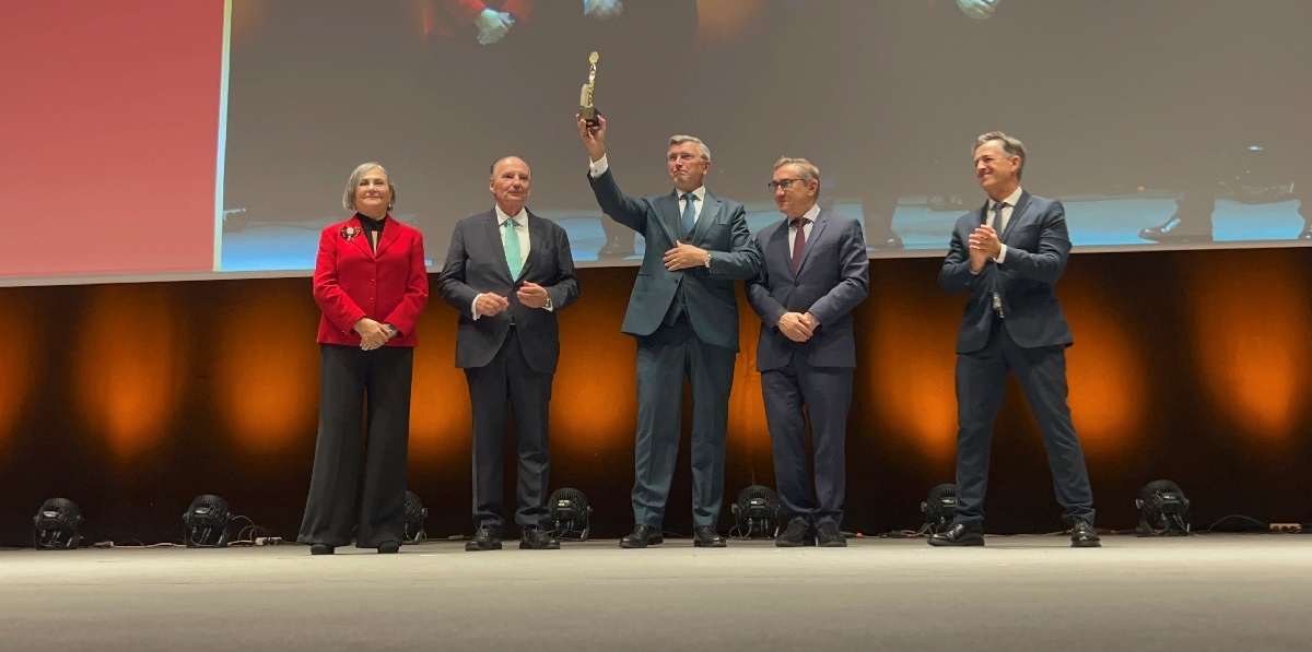 Carlos Prades muestra el Premio Cámara 2026 concedido a Transportes Remedios Torres. Foto J.C.P.
