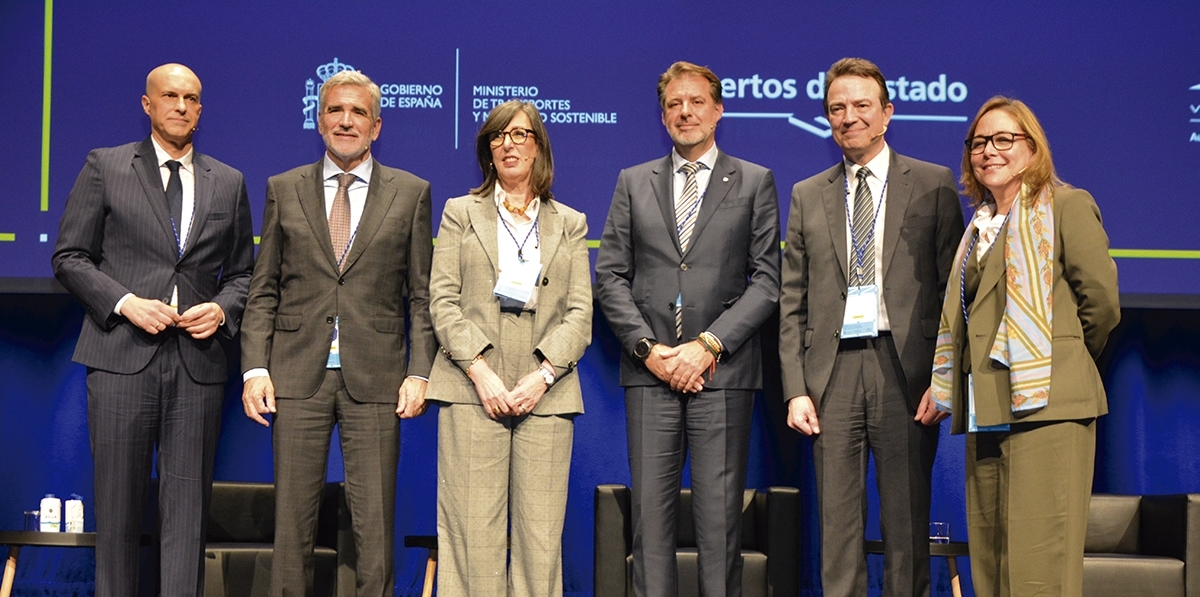 Víctor Jiménez, representante de España ante la OMI; Adolfo Utor, presidente de Baleària; Nieves Roqueñí, presidenta de la Autoridad Portuaria de Gijón; Ignacio Ballester, subdirector general de MSC España; Arturo Gonzalo, CEO de Enagás y Alice Acuña, vicepresidenta ejecutiva de Moeve Trading &amp; Commercial Integration. Foto J.C.P.