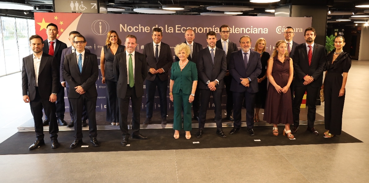 Imagen de familia con los representantes de las empresas galardonadas (en primera fila) y los representantes institucionales (segunda fila). Foto R. T.