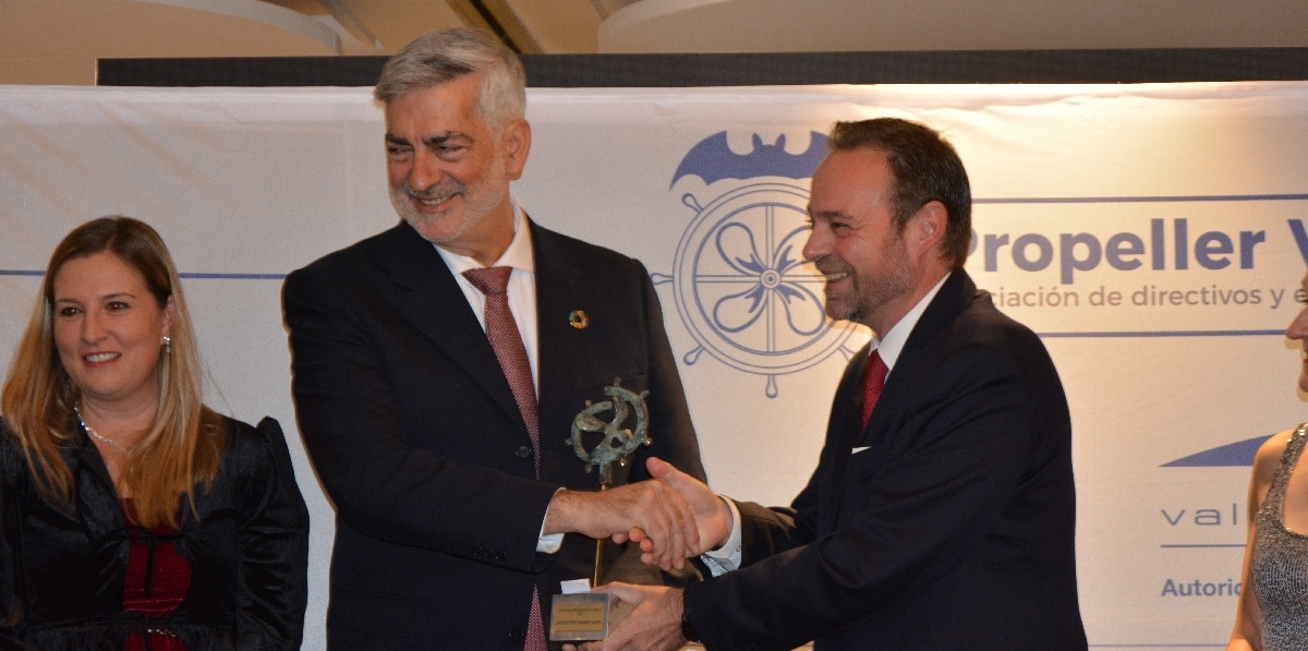 Francisco Prado, presidente de Aportem-Puerto Solidario Valencia, recibe la distinción Propeller Valencia 2025 de manos del presidente de Propeller Valencia, Alfredo Soler. Foto J.C.P.
