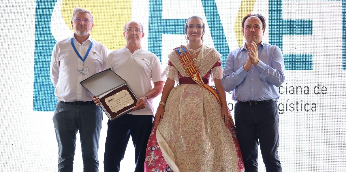 Carlos Prades, presidente de la FVET; José Antonio Arellano (Abant Servicios Logísticos); Carmen Prades, Fallera Mayor de Valencia; y Juanfran Pérez Llorca, presidente de la Generalitat Valenciana. Foto R. T.