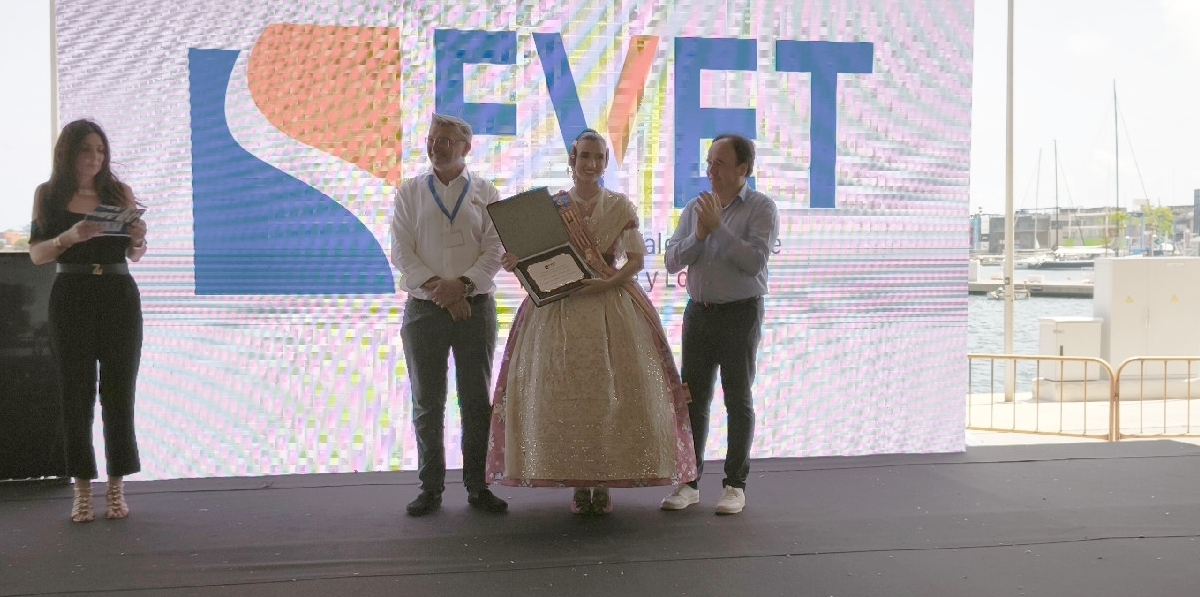 Carlos Prades, presidente de la FVET; Carmen Prades (Grupo Torres); y Juanfran Pérez Llorca, presidente de la Generalitat Valenciana. Foto R. T.