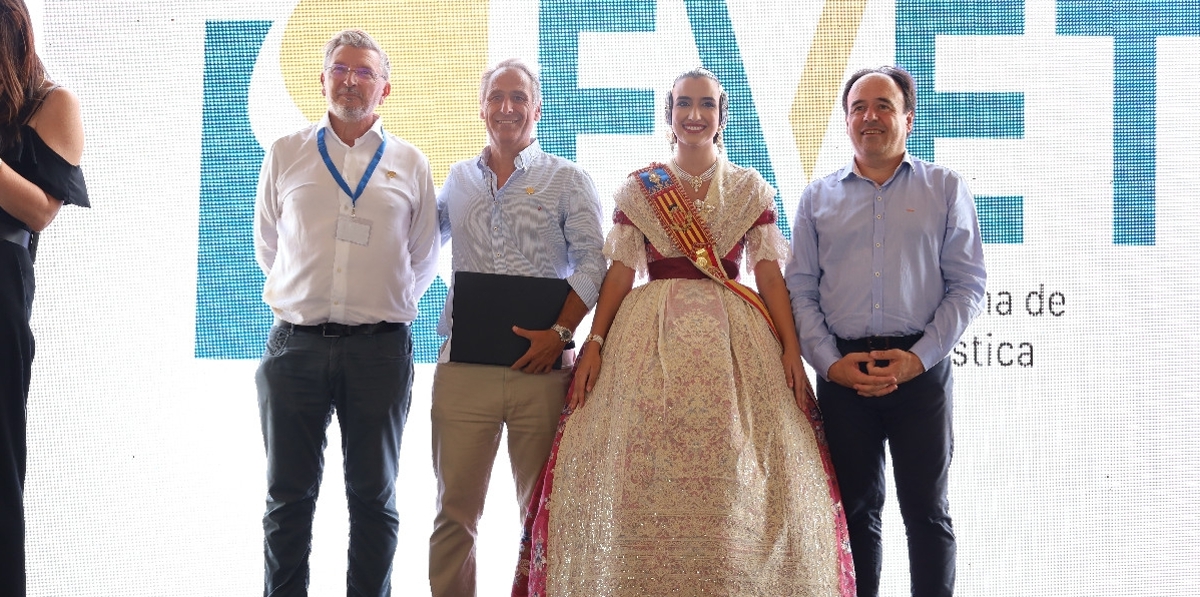 Carlos Prades, presidente de la FVET; Miguel Ángel Calero (Grupo Torres); Carmen Prades, Fallera Mayor de Valencia; y Juanfran Pérez Llorca, presidente de la Generalitat Valenciana. Foto R. T.