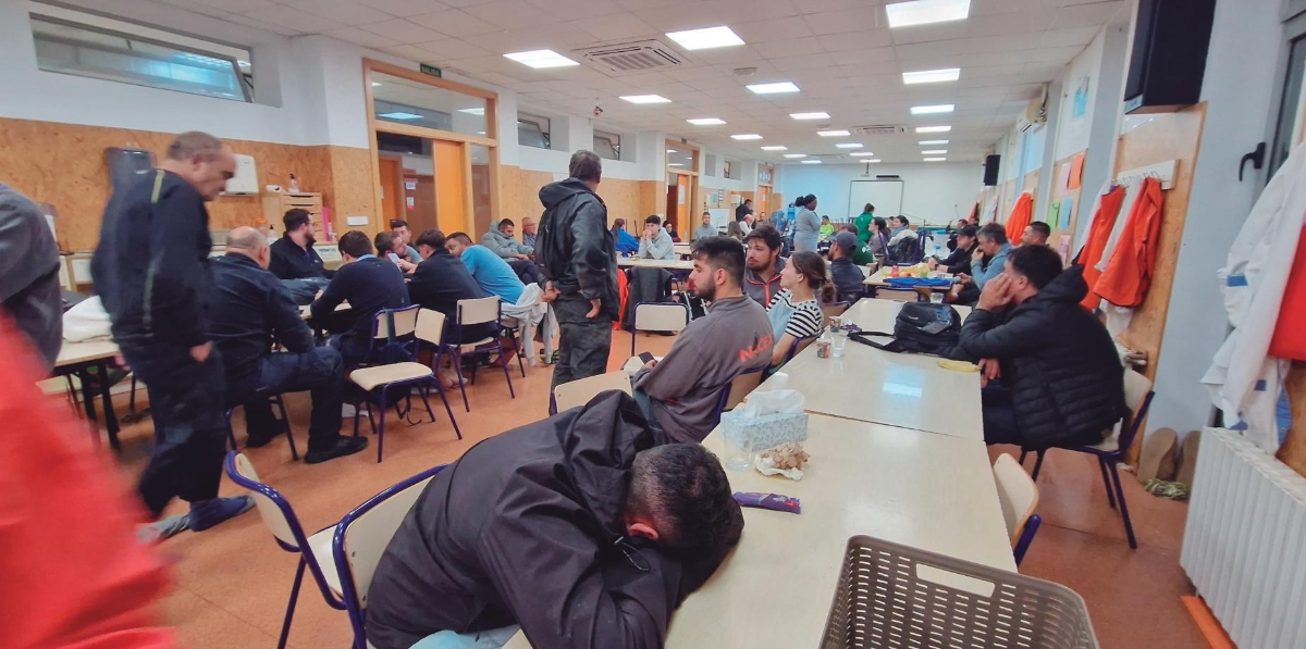 Trabajadores acogidos en el Polígono Industrial de Riba-Roja durante la noche.