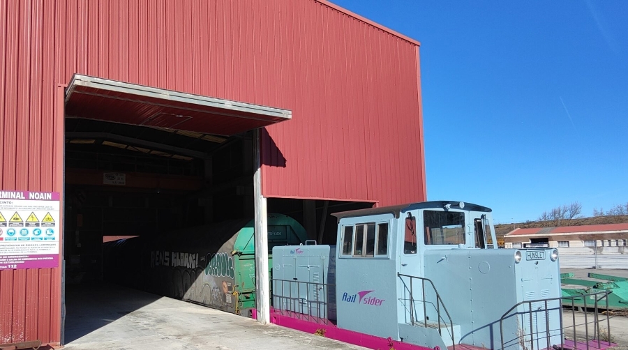 La terminal incorpora un motor propio para maniobras ferroviarias.