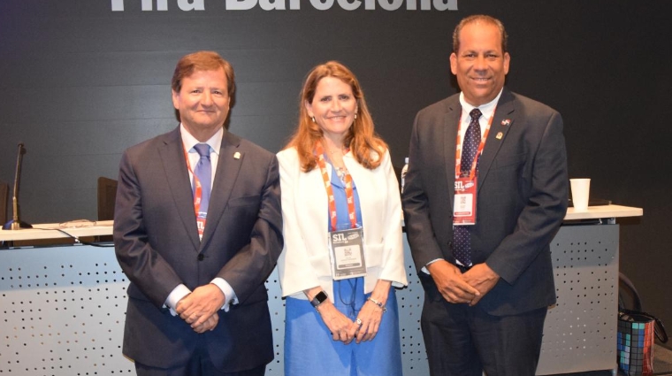 Antonio Llobet, presidente del Consejo General de Agentes de Aduanas y Representantes Aduaneros de España y de la Asociación Internacional de Aduaneros y Logísticos; Pilar Jurado, directora del departamento de Aduanas e Impuestos Especiales; y Nelson Brens, presidente de Asapra (Asociación internacional de agentes de aduanas de países de Latinoamérica, España y Portugal). Foto: Loli Dolz.