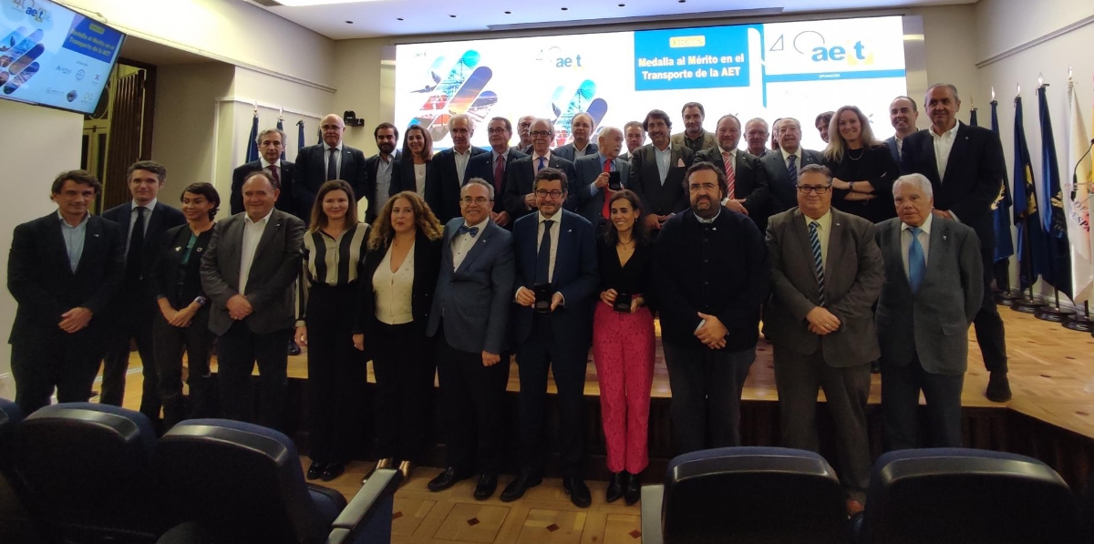 Foto de familia de los galardonados y los asociados de la AET. Foto B.C.