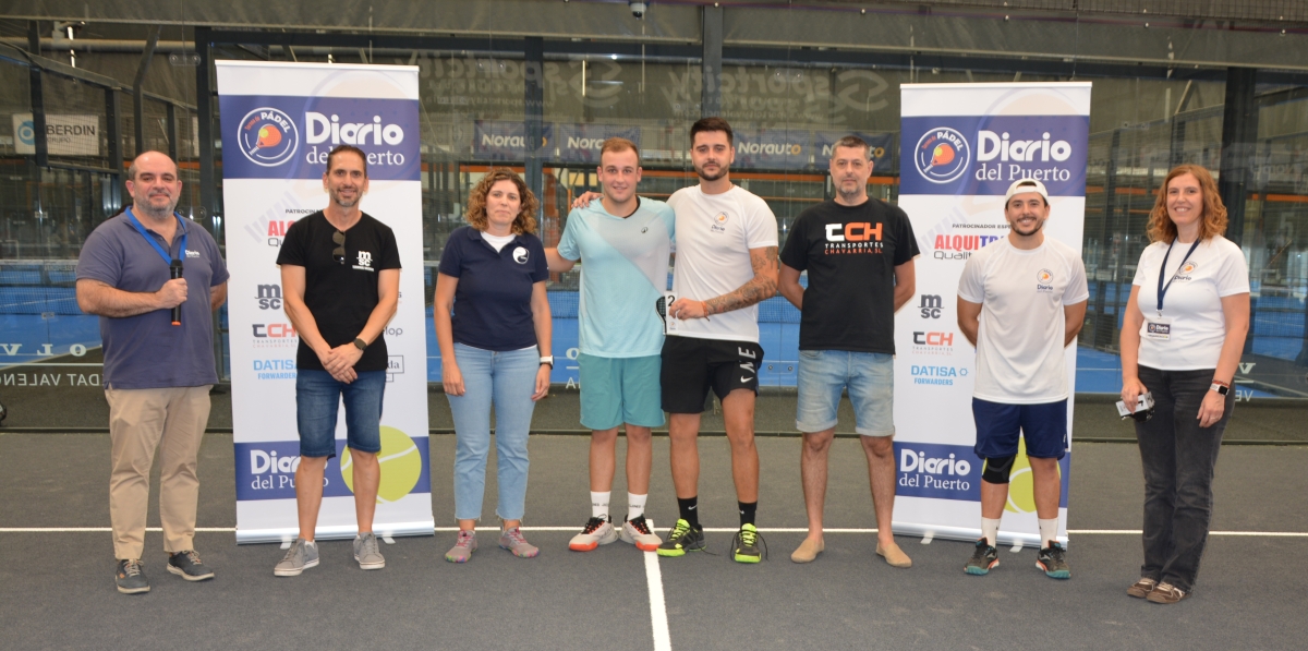 Segundos nivel medio: Fernando Vitoria (Grupo Diario), Antonio Vitoria (MSC Terminal Valencia), Begoña Llopis (APM Terminals), Iván Bonafont y Aleixandre Tatay (Iván-Trans), César Chavarría (Transportes Chavarría), Alexandre Navarro (Prodevelop) y Loli Dolz (Grupo Diario). Foto J.C.P.