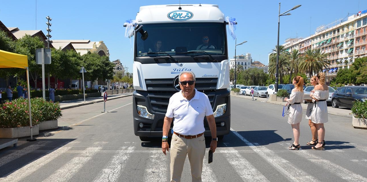 Rafa Milla, presidente de Grupo Raminatrans, frente a uno de los camiones de la compañía. Foto: Raúl Tárrega.