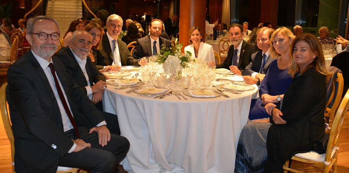 Vicente Mompó, director de Internacional de Cámara Valencia; Francesc Sánchez, director general de la APV; Pilar Gascó, Francisco Prado, presidente de Aportem-Puerto Solidario Valencia; Alfredo Soler, presidente de Propeller Valencia; Marta Catalán, jefa de la Dependencia Regional de Aduanas e Impuestos Especiales de Valencia; Emilio Guardiola, presidente del COACAV; Antonio Llobet, presidente del Consejo General de Agentes de Aduana; Maite Pérez y María Dolores Mitjavila. Foto: Raúl Tárrega.