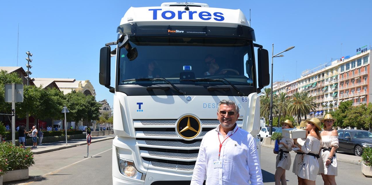 Carlos Prades junto a un camión de Transportes Torres. Foto: Raúl Tárrega.