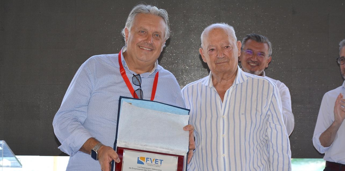 Juan Ortega y Vicente Pellicer recibieron el reconocimiento del sector por su dedicación y esfuerzo en favor del transporte y la federación. Foto: Raúl Tárrega.