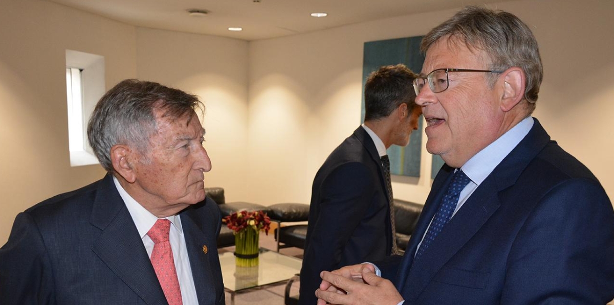 Francisco Roca Monzó y Ximo Puig, presidente de la Generalitat Valenciana, poco antes de comenzar el acto. Foto: Raúl Tárrega.