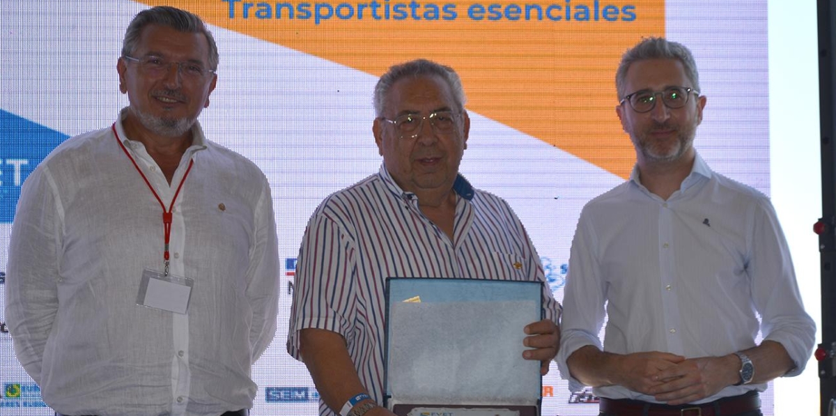 Carlos Prades, Francisco Pardo (Insignia de Oro) y Arcadi España. Foto: Raúl Tárrega.