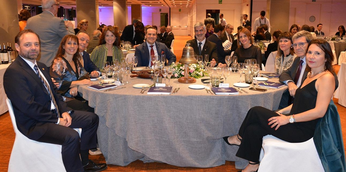 Mesa presidencial de la Cena Benéfica. De izquierda a derecha: Alfredo Soler, Xelo Velert, Salvador Navarro, Carolina Lorente, Daniel Mozo, Francisco Prado, Pilar Gascó, Arantxa Giner, Aurelio Martínez y Laura Ibáñez. Foto: Raúl Tárrega.