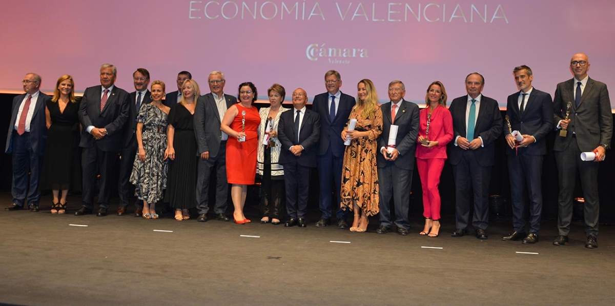 Imagen de familia de todos los premiados en la Noche de la Economía Valenciana. Foto: Raúl Tárrega.