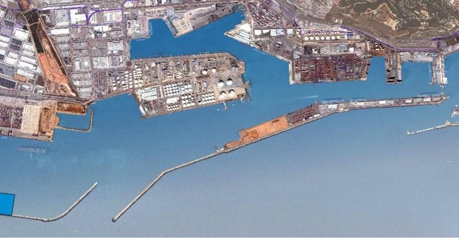 La obra consistirá en la construcción de una mota marítima de escollera donde se depositarán los materiales procedentes del dragado de las dársenas portuarias.