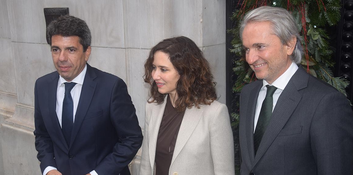 Carlos Mazón, presidente de la Generalitat Valenciana; Isabel Díaz Ayuso, presidenta de la Comunidad de Madrid; y Manuel Broseta, presidente de la Fundación Conexus, a su llegada a la rueda de prensa celebrada en el marco de la II Cumbre Empresarial Madrid-Valencia. Foto M.J.