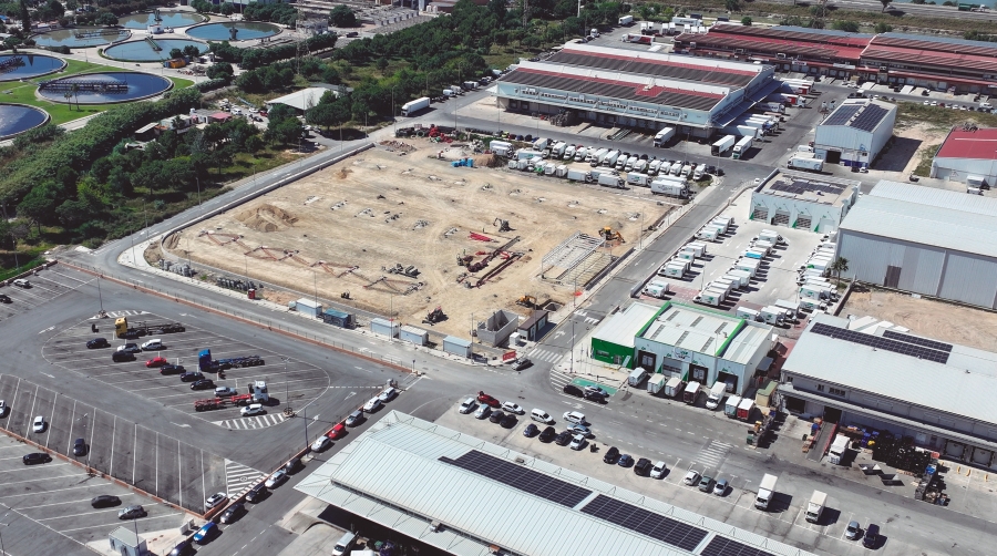 Estado en el que se encuentran las obras del nuevo centro de recarga de Mercavalencia (en el centro de la imagen).