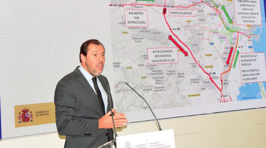 El ministro de Transportes y Movilidad Sostenible, Óscar Puente, durante su comparecencia del jueves para detallar el estado de las infraestructuras viarias y ferroviarias. Foto M.C.