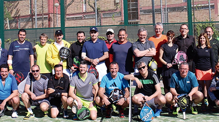 Trabajadores del sector log&iacute;stico que participaron en el tercer torneo americano de p&aacute;del. Foto JC Sarmentero