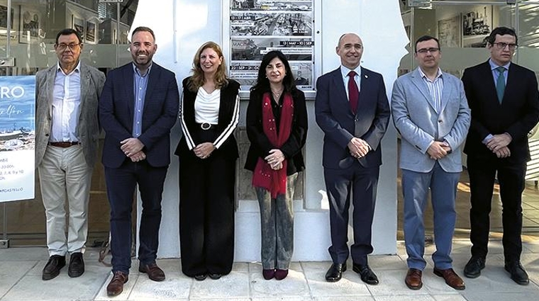 De izquierda a derecha: José Manuel González, responsable de Planificación y Coordinación del MACVAC; Rafa Simó, presidente de la APC; Amparo Marco, alcaldesa del Ajuntament de Castelló; Carmen Lázaro, vicerrectora de Cultura de la UJI; Luis Manuel Monzó, subdelegado de Defensa de Castellón; Miguel Ángel Gómez, capitán marítimo de Castellón y Jose María Gómez, director de PortCastelló.