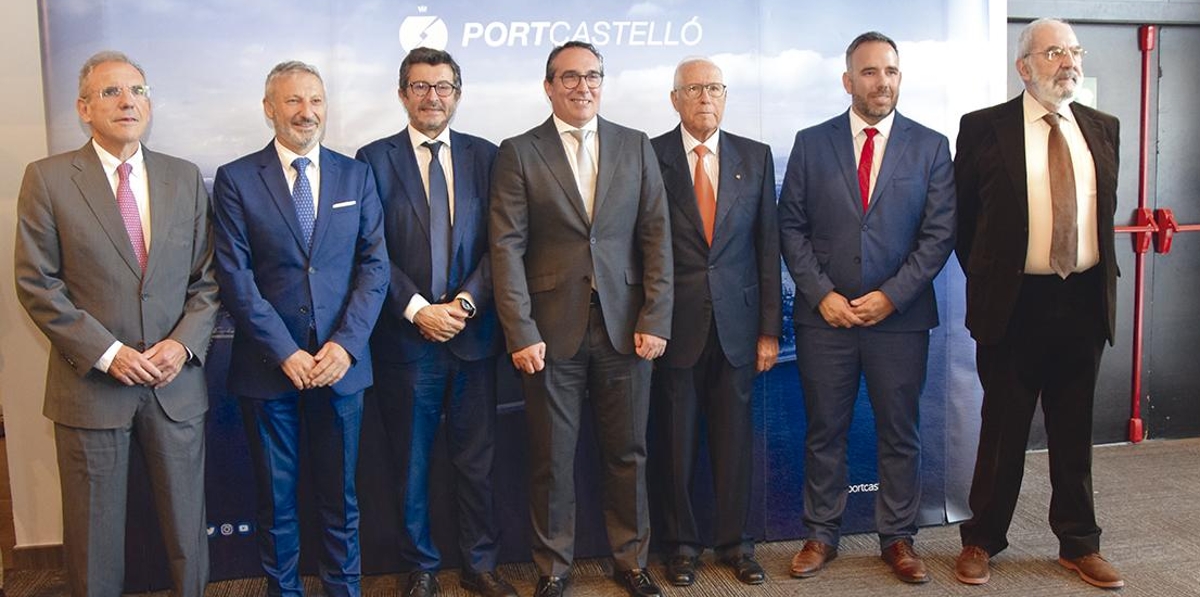 Los expresidentes de la institución portuaria, desde la izquierda, Enrique Vidal, Rafa Simó, Juan José Monzonís, Francisco Toledo y José Luis Peralta, han acompañado a Rubén Ibáñez, en el centro de la imagen. A la izquierda de Ibáñez, Álvaro Rodríguez Dapena, presidente de Puertos del Estado. Foto L.D.
