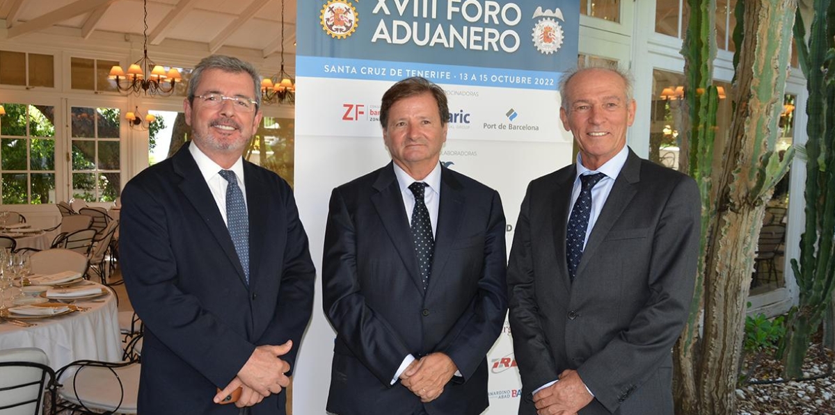 Eduardo Bezares, secretario general de la CEOE Tenerife; Antonio Llobet, presidente del Consejo General de Agentes de Aduana; y Juan Fraterno Rodríguez, presidente del Colegio Oficial de Agentes y Representantes Aduaneros de Tenerife. Foto: Raúl Tárrega.