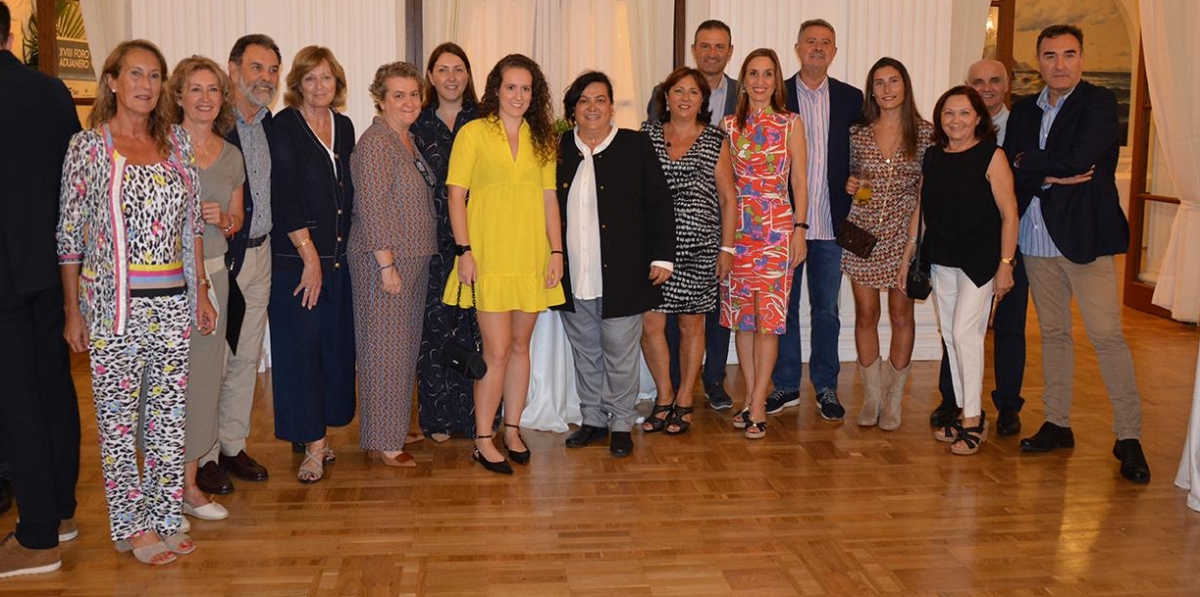 Carmen Román, Amparo Silvestre, Emilio Guardiola, Maite Pérez, Cristina Tell, Cristina Rodríguez, Marta Tell, Cristina Cedrés, Teresa Aparicio, Carlos Peiró, Silvia Soriano, Salvador Monterde, Blanca Turrillas, Antonia Sánchez, Jesús Carreño y Enrique Valle. Foto: Raúl Tárrega.