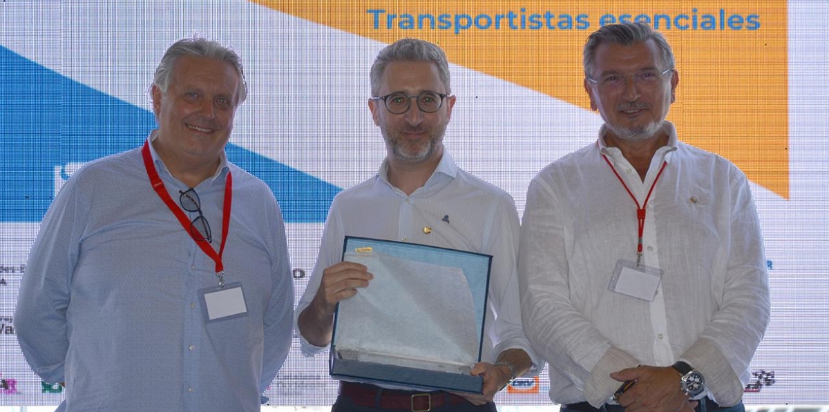Juan Ortega, Arcadi España (Insignia de Oro) y Carlos Prades. Foto: Raúl Tárrega.