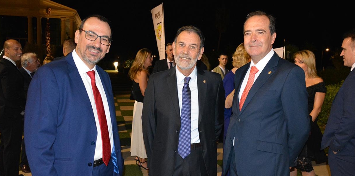 Vicente Canet, director de OEA y Cumplimiento Normativo de Grupo Raminatrans; Emilio Guardiola, presidente del COACAV; y Felipe Llorca, presidente del Colegio de Agentes y Representantes Aduaneros de Alicante. Foto: Raúl Tárrega.
