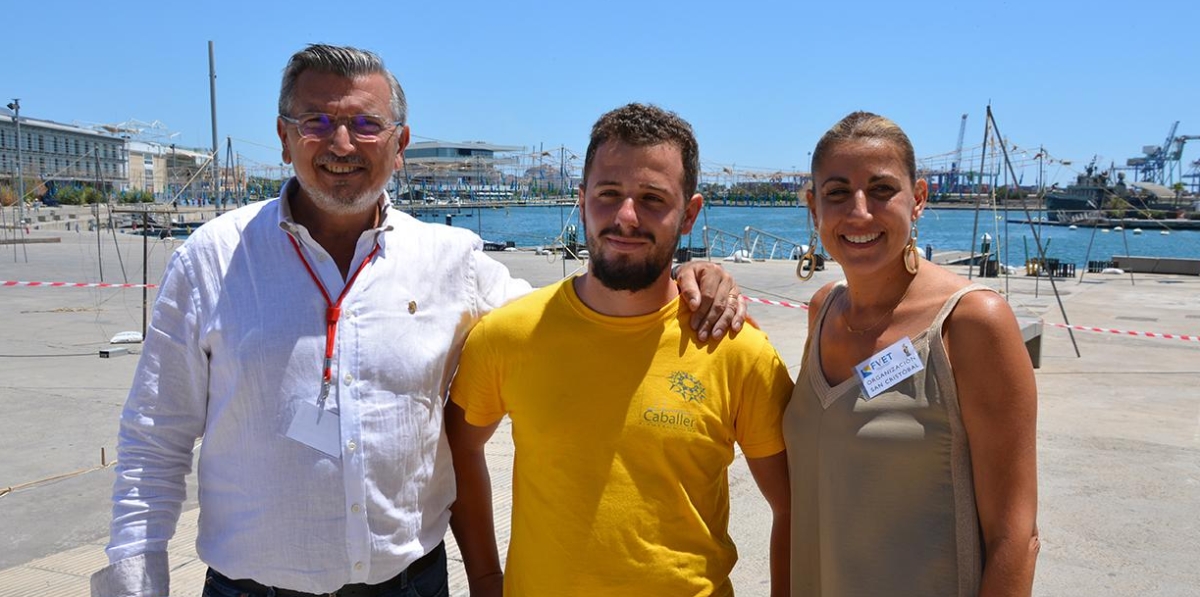 Carlos Prades y Lorena Ballester junto al representante de Pirotecnia Caballer, empresa encargada de la mascletà. Foto: Raúl Tárrega.