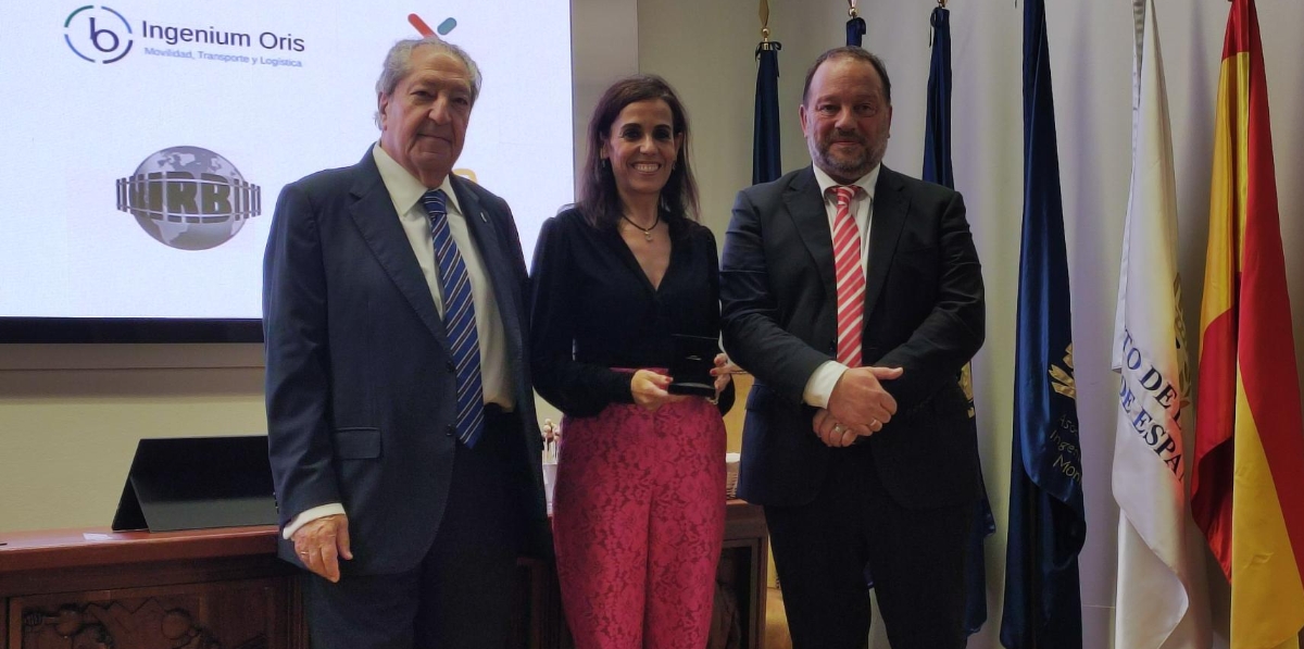 Silvia Roldán recibió una de las medallas de la AET. Foto B.C.