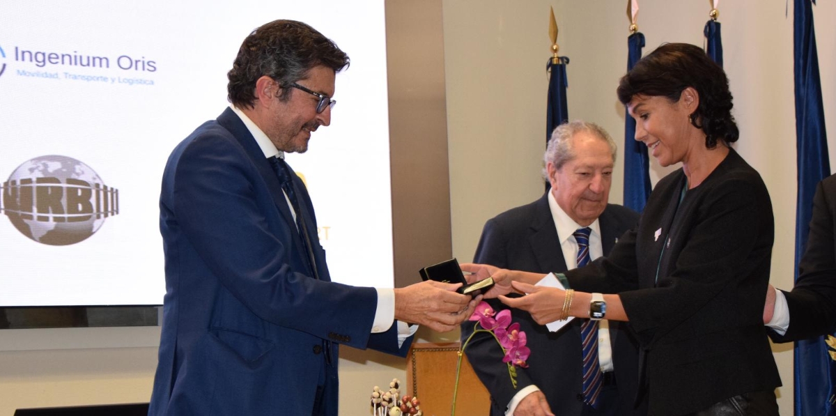 Pardo de Vera hace entrega de la medalla al Mérito del transporte de la AET a Álvaro Rodríguez Dapena, en nombre de Puertos del Estado. Foto B.C.
