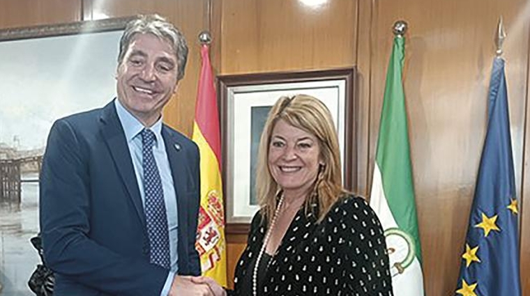 Juan Manuel Medina Torres, decano de la Demarcación de Andalucía, Ceuta y Melilla del CICCP, y Pilar Miranda Plata, presidenta de la Autoridad Portuaria de Huelva.