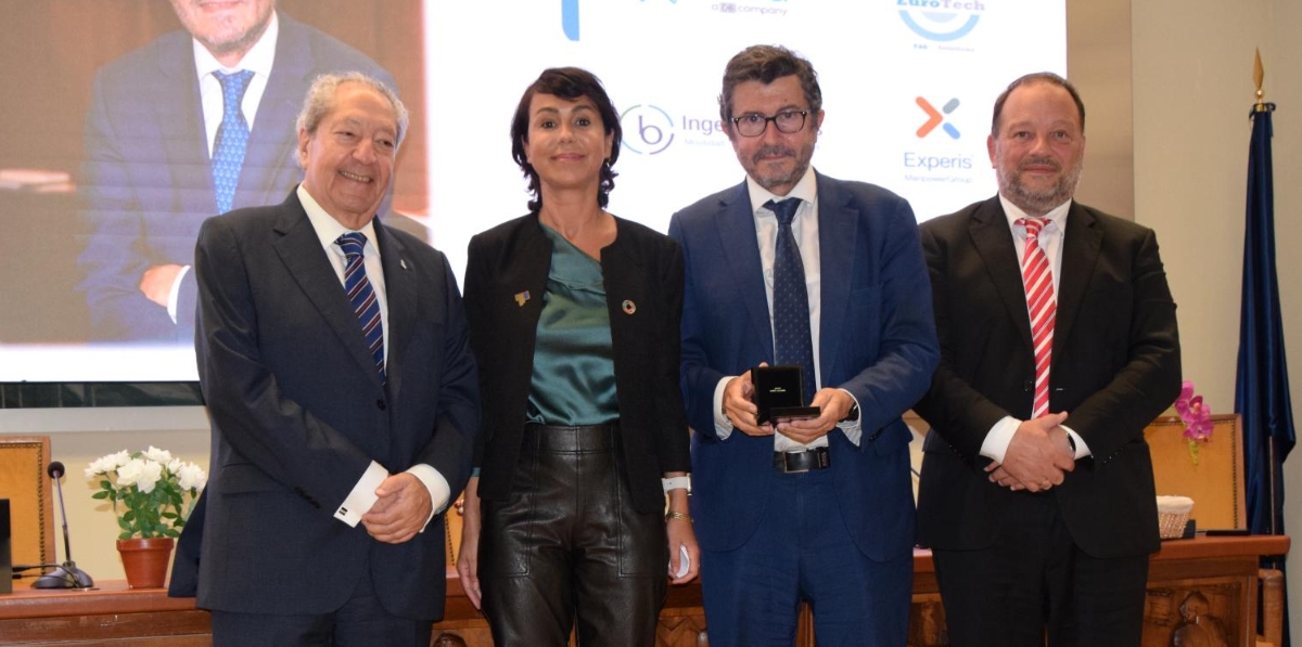 Álvaro Rodríguez Dapena recogió la medalla en nombre de Puertos del Estado a manos de Isabel Pardo de Vera. Foto B.C.